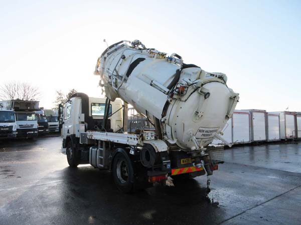 REF 13 - 2009 DAF 2200 gallon vacuum tanker with washdown for sale